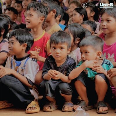 Vì tụi nhỏ – Tặng em vở xinh, mong em cố gắng