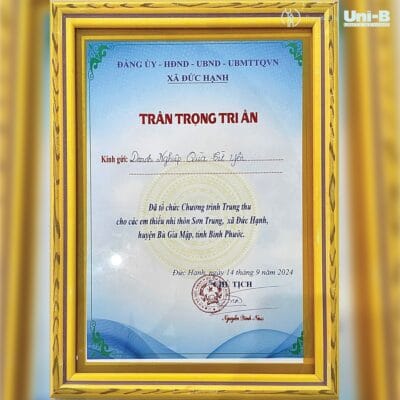 Vì tụi nhỏ – Tặng em vở xinh, mong em cố gắng