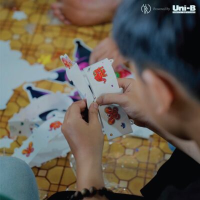 Vì tụi nhỏ – Tặng em vở xinh, mong em cố gắng