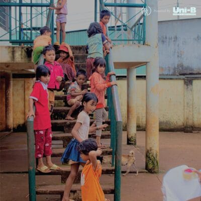 Vì tụi nhỏ – Tặng em vở xinh, mong em cố gắng